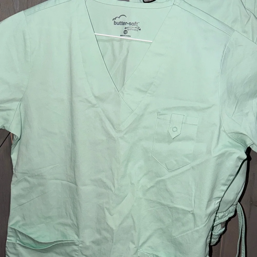 Butter-Soft Women's Mint Green Scrub Top - Picture 3 of 8
